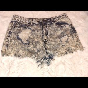 “ACID-WASH” DISTRESSED HIGHRISE SHORTS